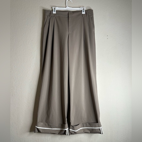 Bershka Stripe Wide Legs high rise Pants tan/cream size 10 NWT - Picture 2 of 6